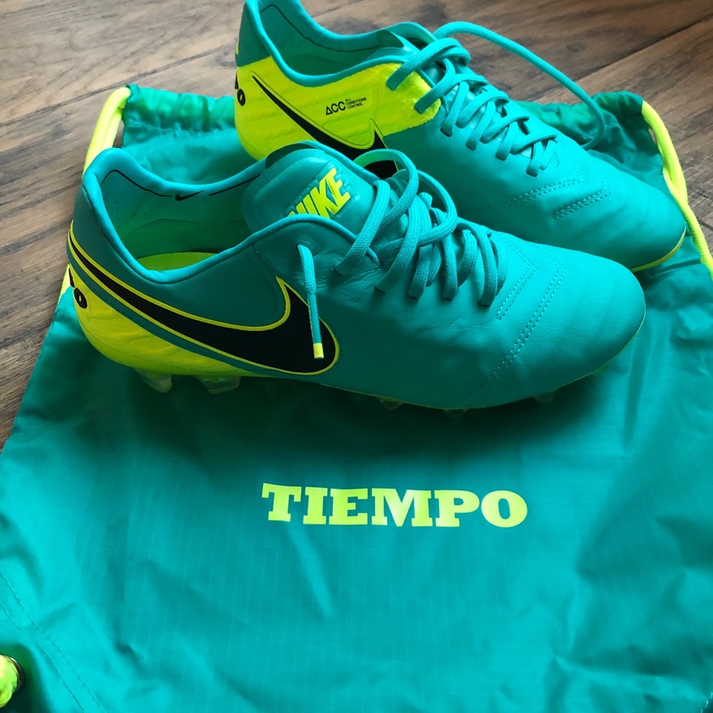 Women’s Size 6 Nike Soccer Cleats
